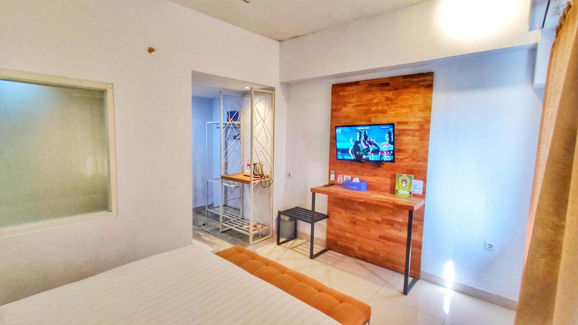 Votel Hotel Charis Tuban Tuban  Extérieur photo