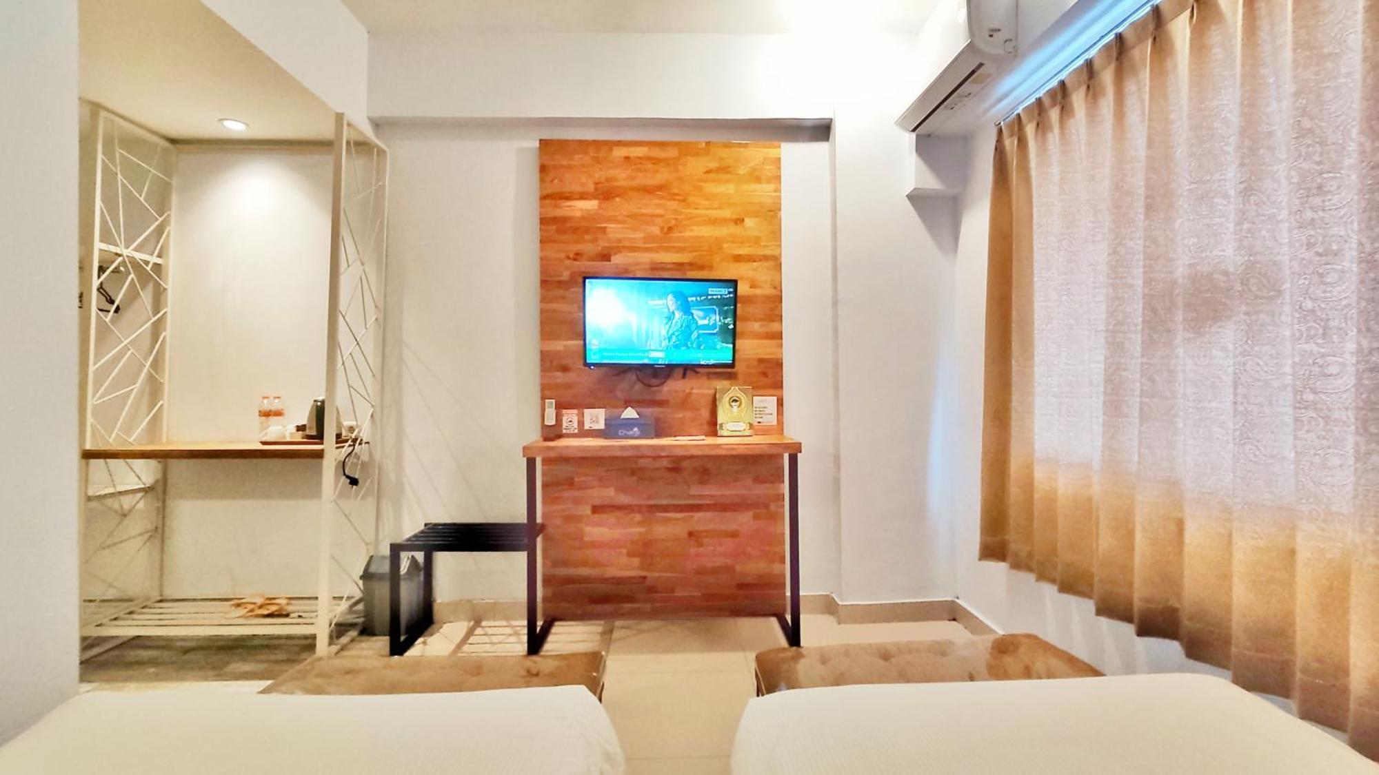 Votel Hotel Charis Tuban Tuban  Extérieur photo