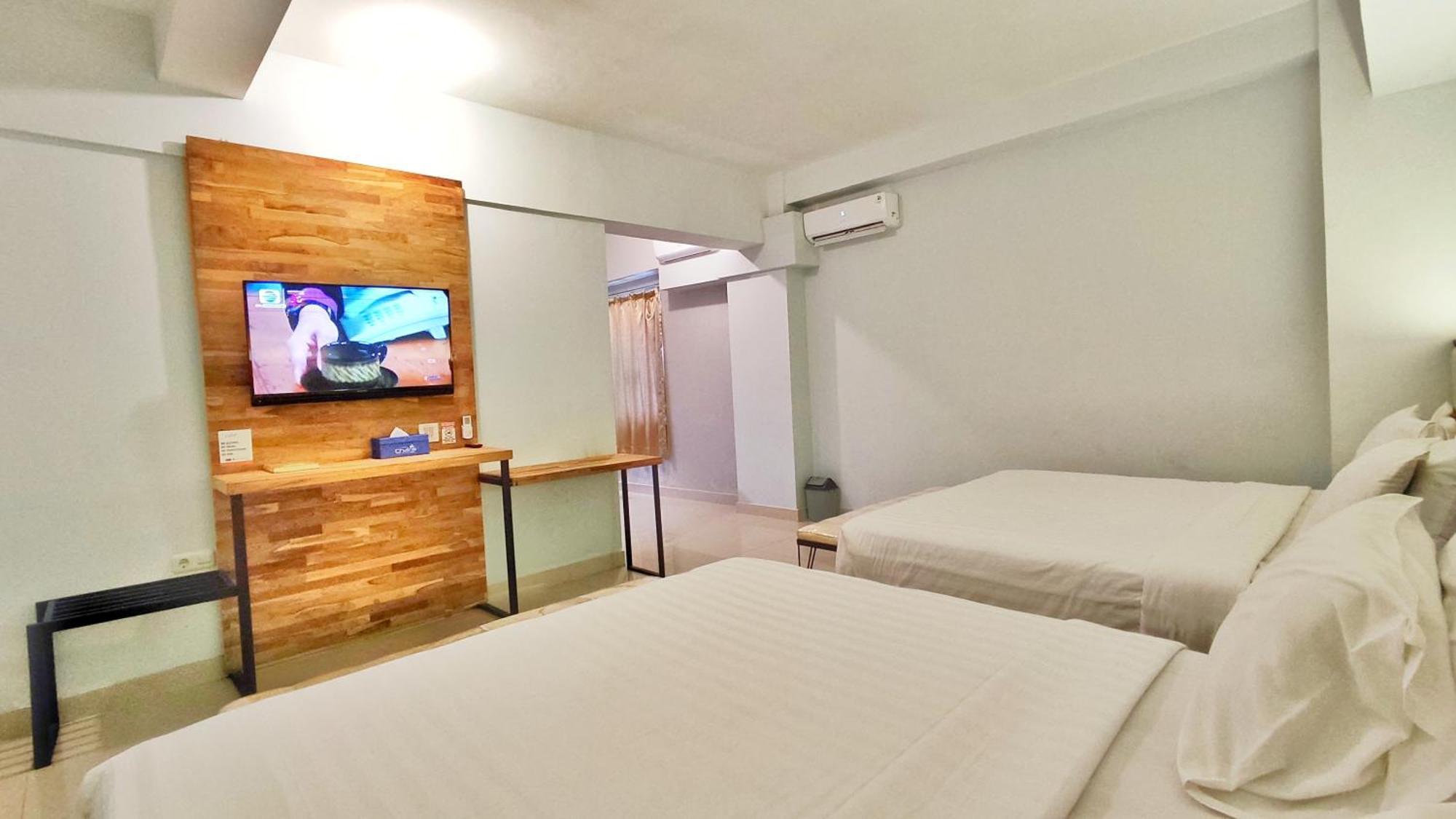 Votel Hotel Charis Tuban Tuban  Extérieur photo