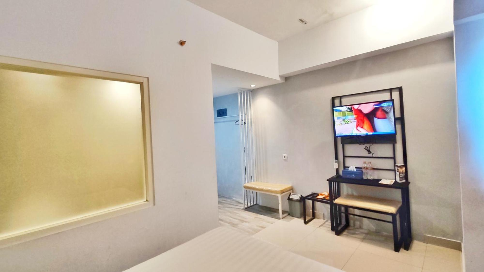 Votel Hotel Charis Tuban Tuban  Extérieur photo